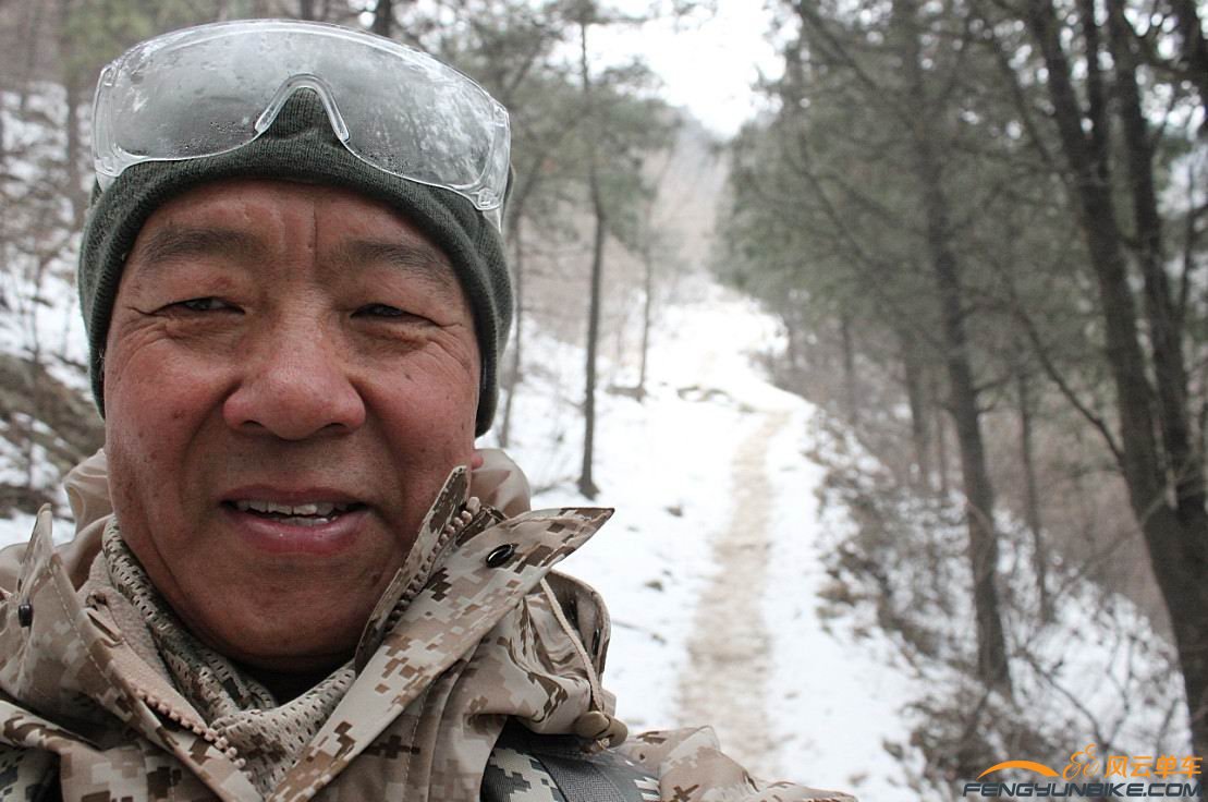 没人儿，只能自拍了。