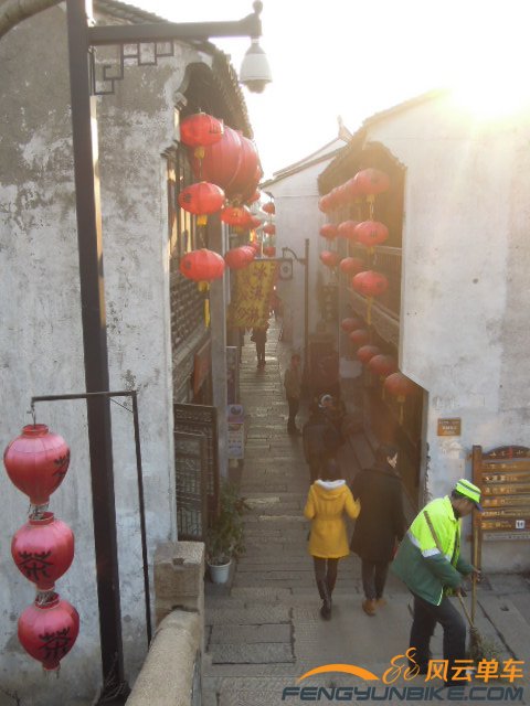 从桥上往巷里拍