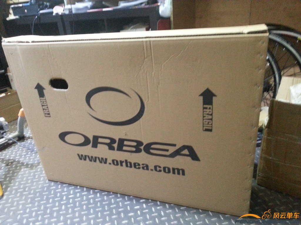 准时到店的车架静静的等待