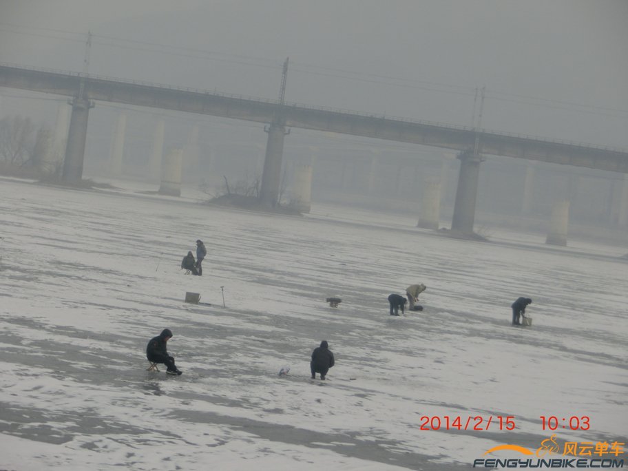 三家店水闸上面的冰调人