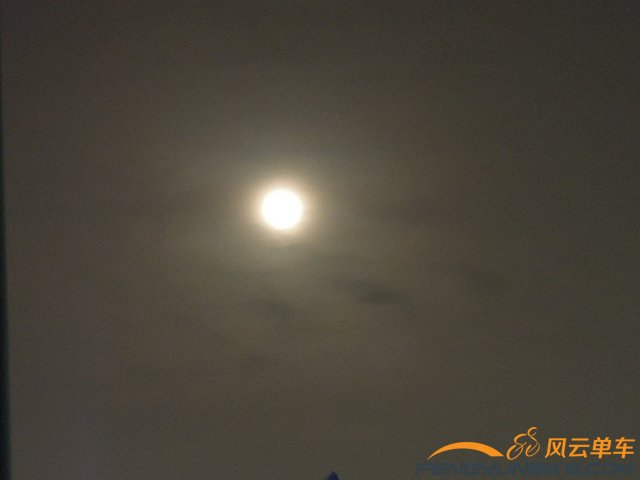 月儿挂在天空。