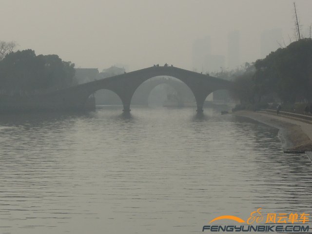 雾霾中的桥