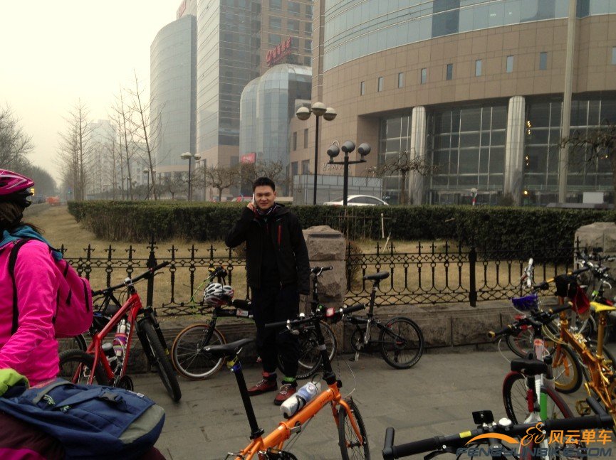 队长一直在打电话，真是辛苦啊！