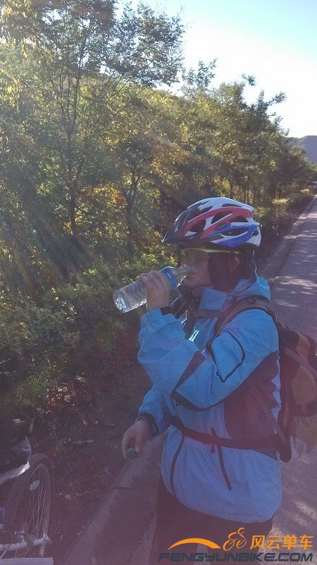 第一天出来 第一次停下里休息 先上老婆喝水靓照一张