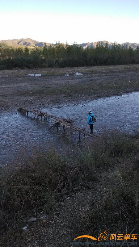 天色已暗 这条小河和木桥暂时缓解了她担心露宿野外的担心