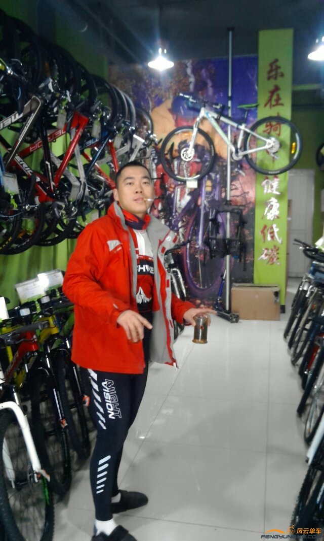 倍儿神穿拖鞋应战