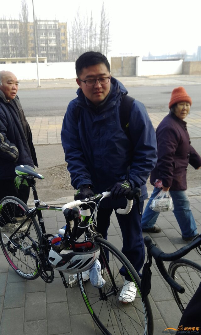 老大也老大娘护驾龙龙