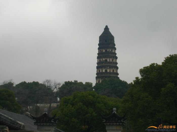 绿荫拱突虎丘塔