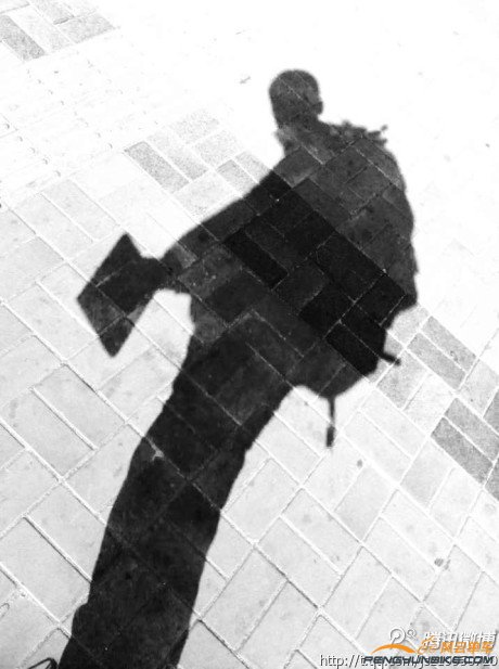 背上行囊的打扮，总是不如穿西装的帅，可行囊装很爷们。【出发的第一天，只想说：我今天要搭车走出河北】 . ...