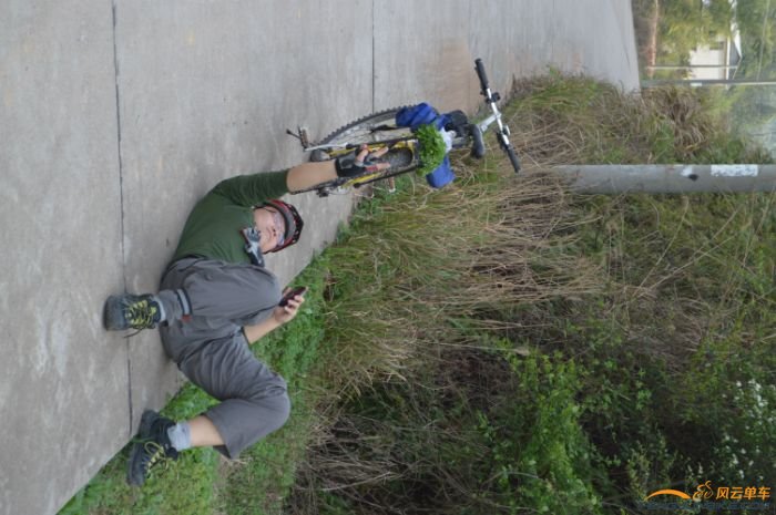 领队等的烦躁了，干脆下车趟马路上睡觉，领队我们对不起你啊