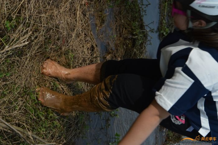意外发生了，陷泥坑里了，可惜没抓拍到陷下去的一瞬间，好可惜
