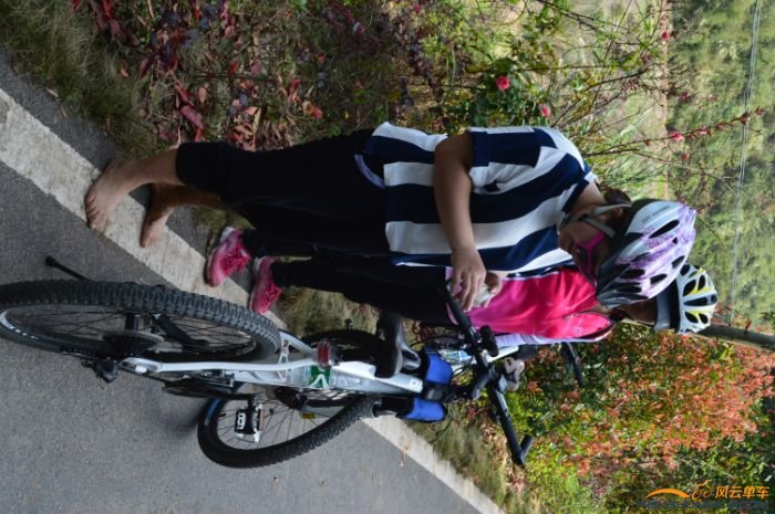 一脚泥会到大路上