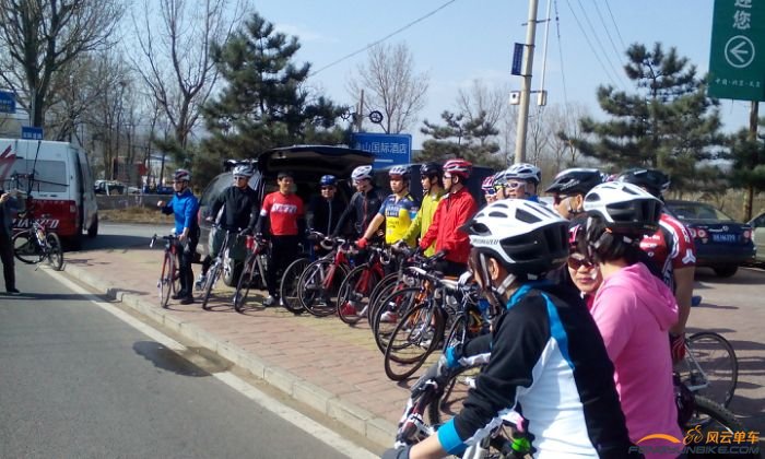 流村环岛偶遇闪电车队