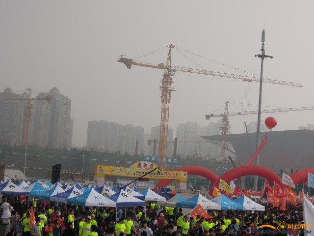 广场上人山人海8