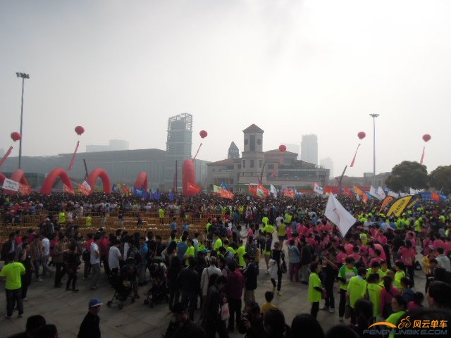 广场上人山人海7