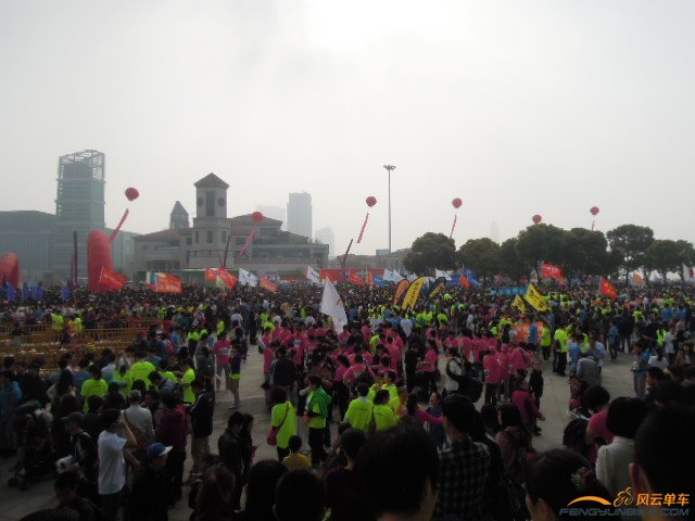 广场上人山人海6