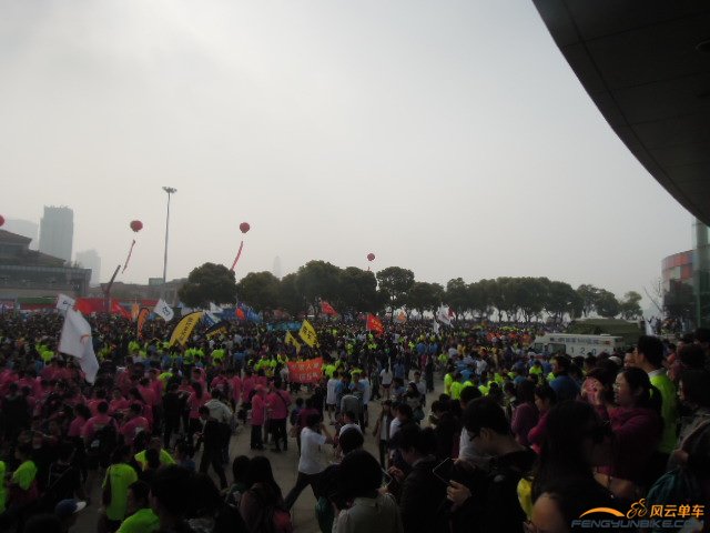 广场上人山人海5