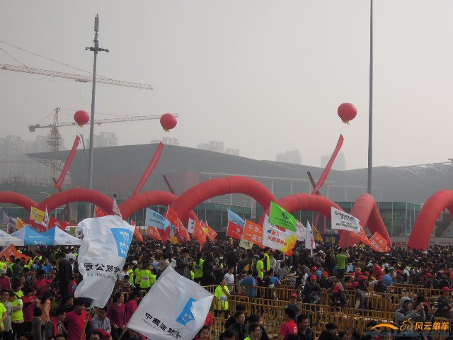 广场上人山人海4