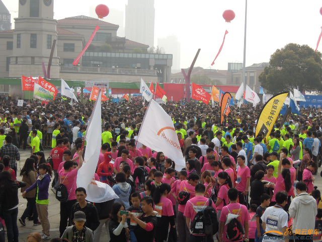 广场上人山人海3