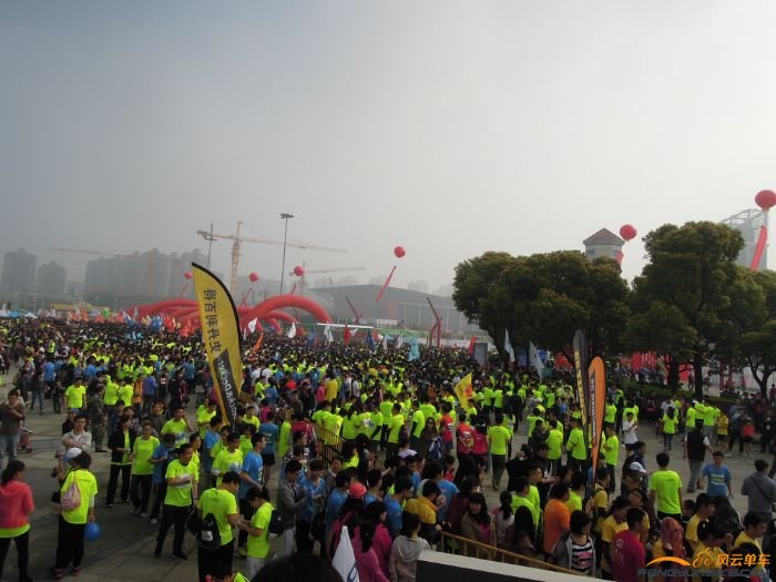 广场上人山人海2