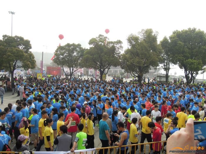 广场上人山人海1