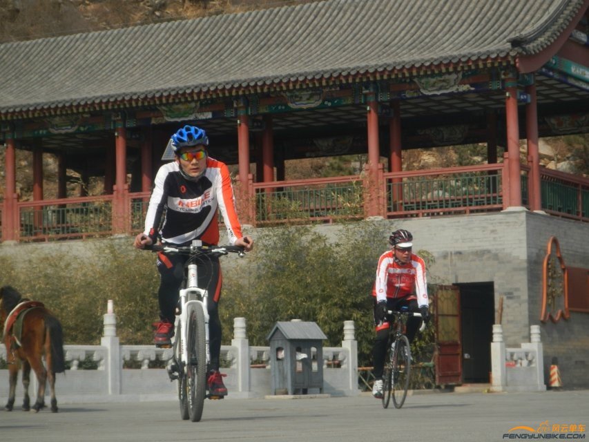 我上来了，后面跟了一个公路