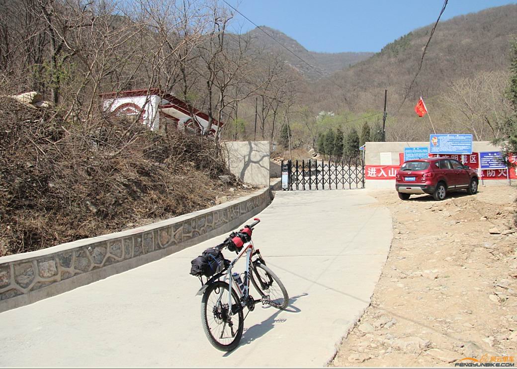 在防火道门前留个纪念吧