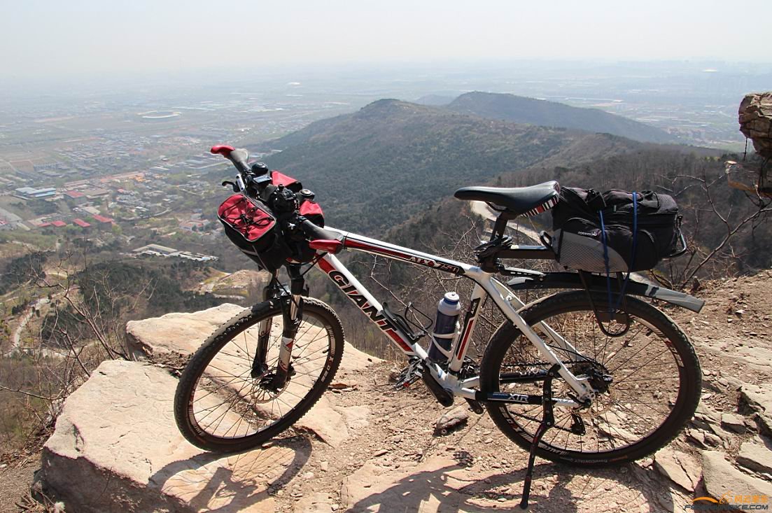 把自行车放到悬崖边上拍