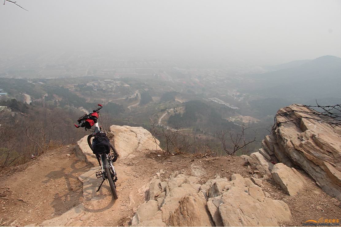 自行车入在悬崖边上