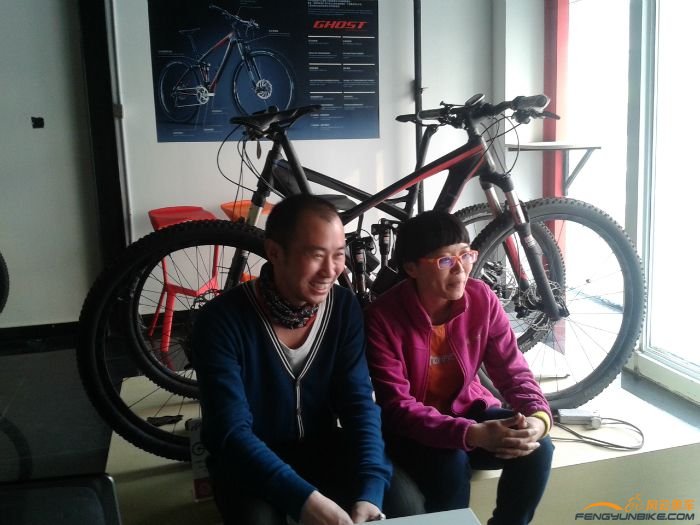 与摄影老师合影