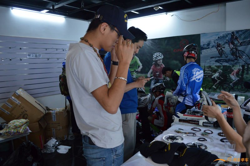 摊主那木在逛别的摊子