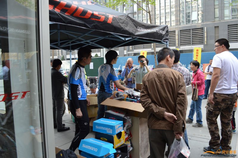 室外摊位也热闹