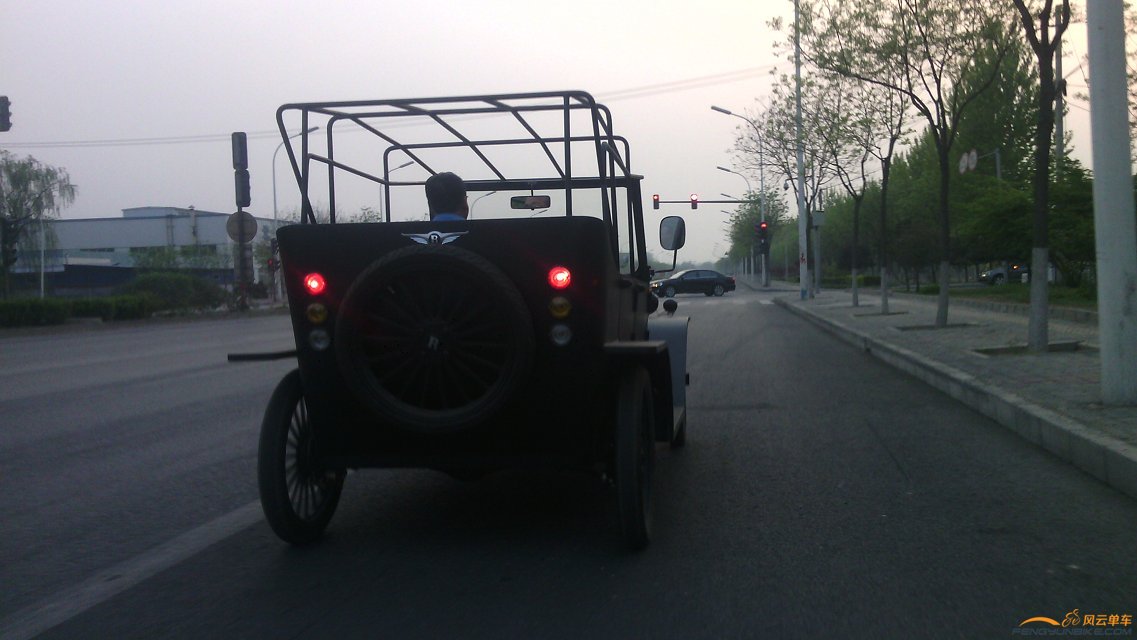 回程路上见到的，好像是自己攒的车子