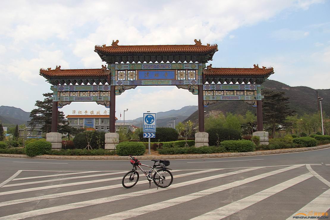 在潭柘寺牌楼拍照