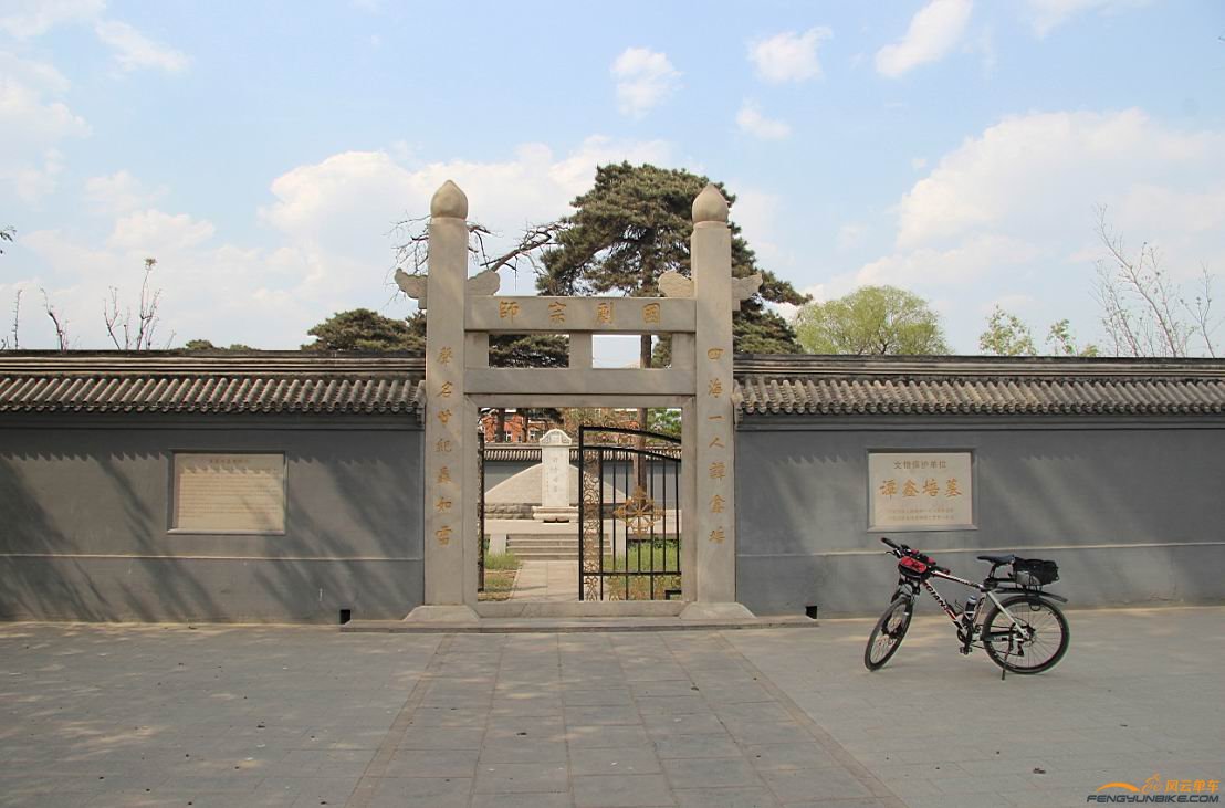 去谭鑫培墓地看看