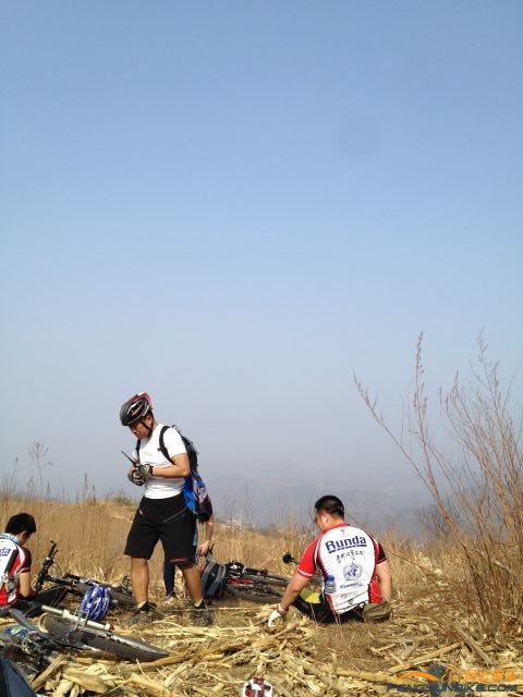 领队khan就算在休息的时候还计算着下面的路途！