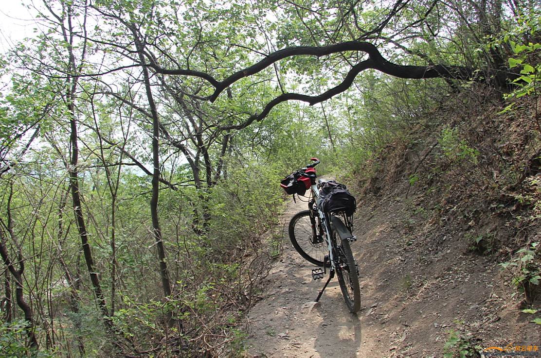 走在越野的小路上