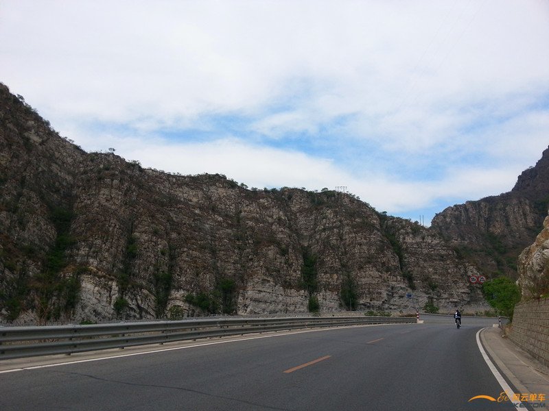 六哥的背影与山相映真美啊！