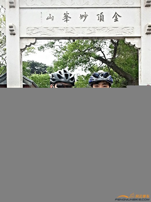 左头发，领队；右三儿，第一个抵达；