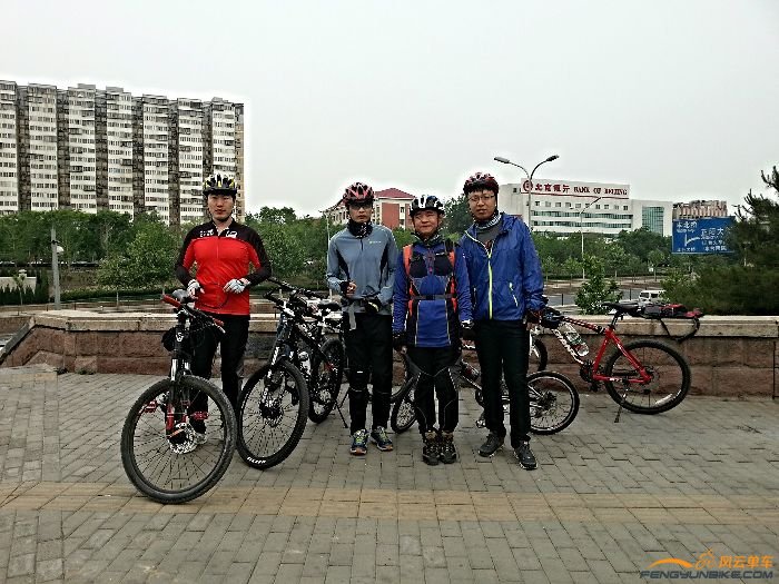 正阳大桥集合，从左依次是小安，断箭、达芬奇、我；头发在拍照