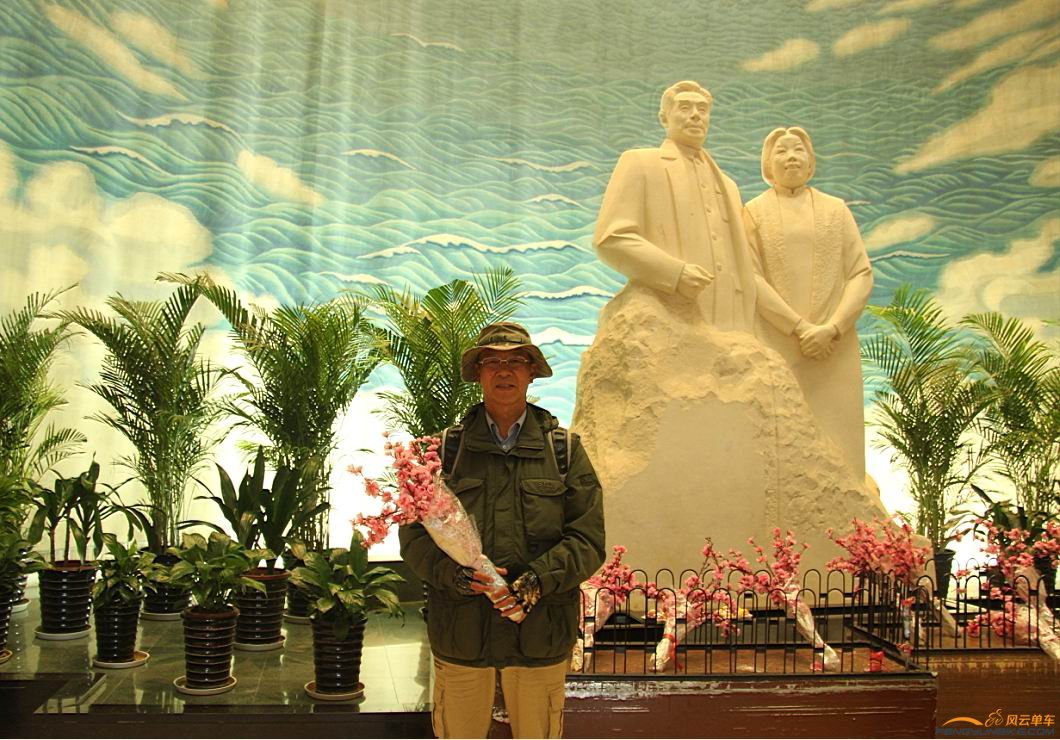 在伟人像前留个影