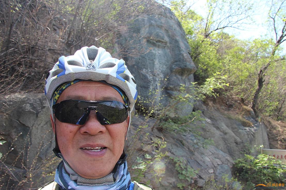 佛头下面合张影