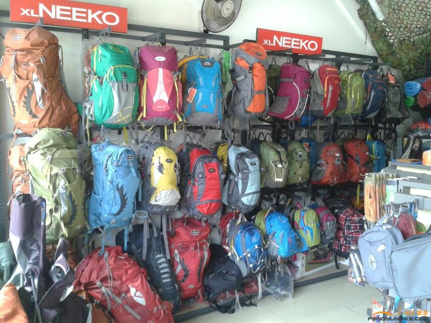 自由人户外店包区.jpg