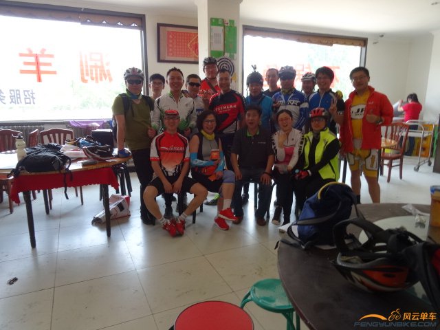 拍照大叔喊成长，大家很配合齐喊2