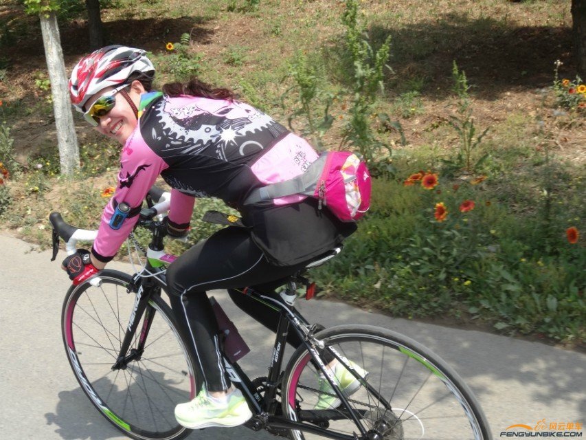 女骑友公路更帅