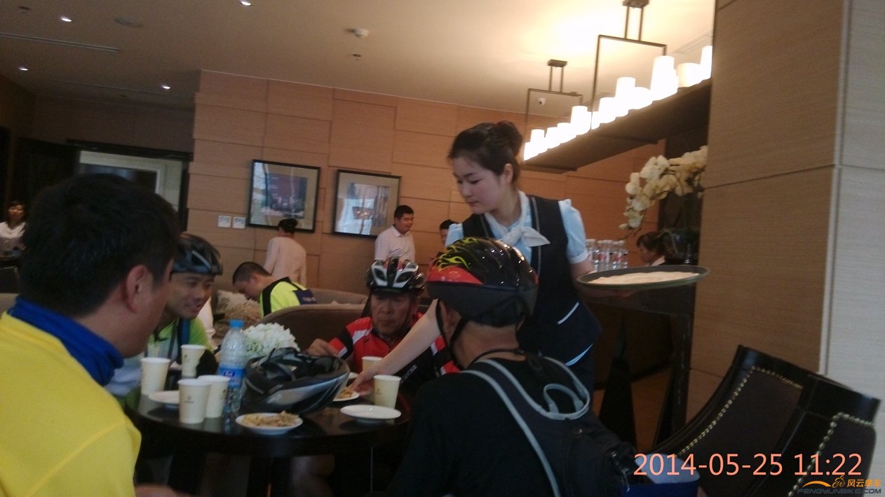 售楼小姐贴心服务