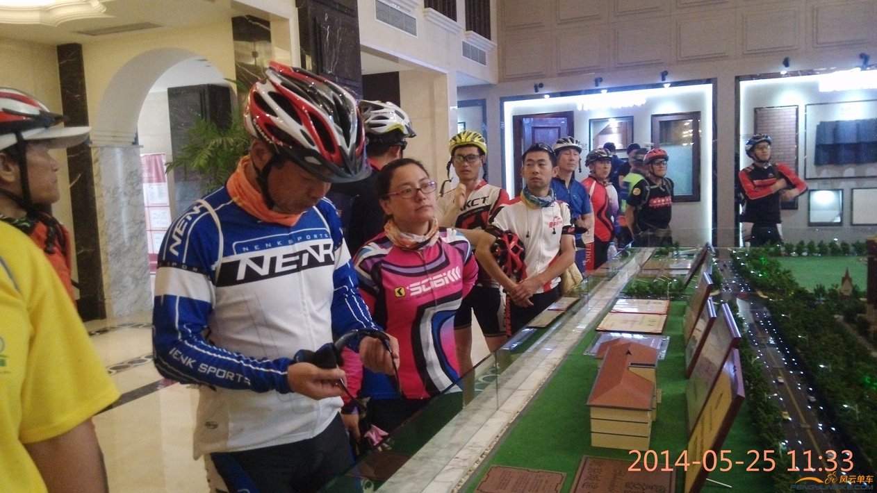 车友们边听边算