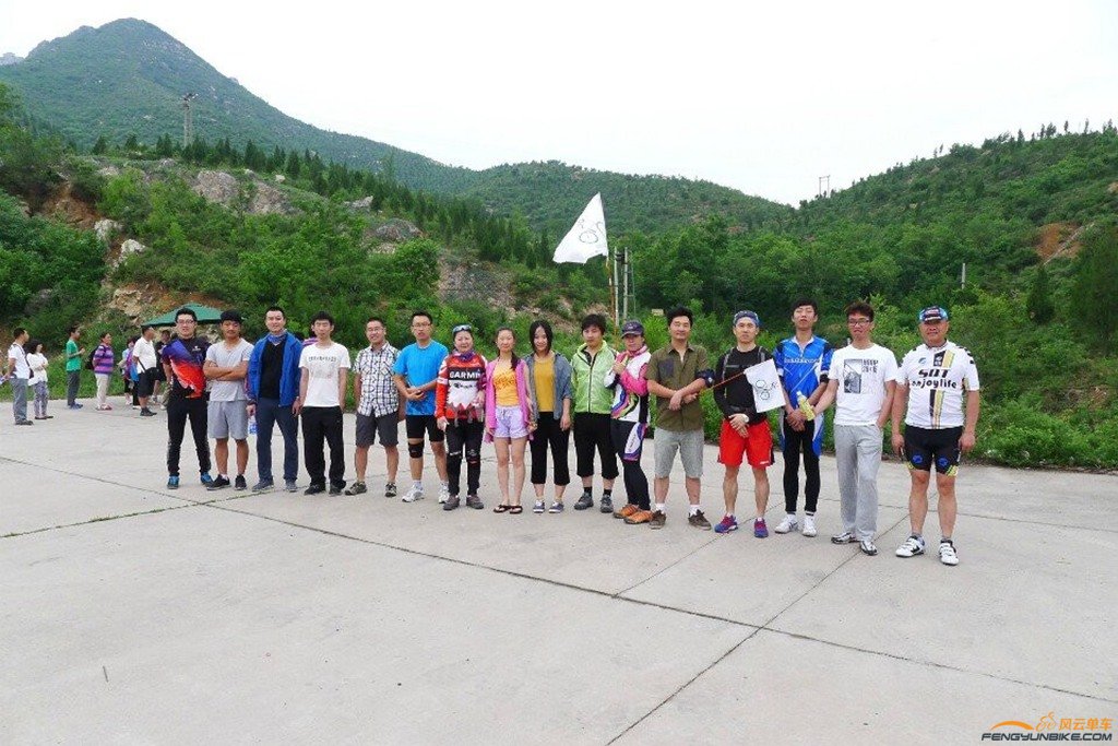 爬山合影.jpg