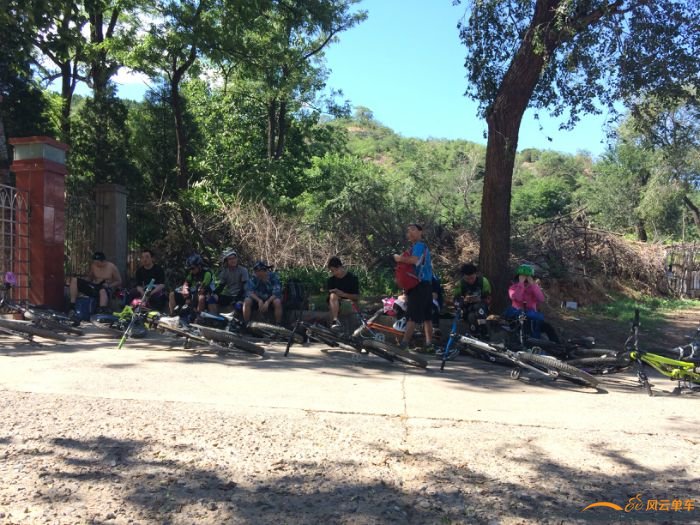 下山合影，都痿了。