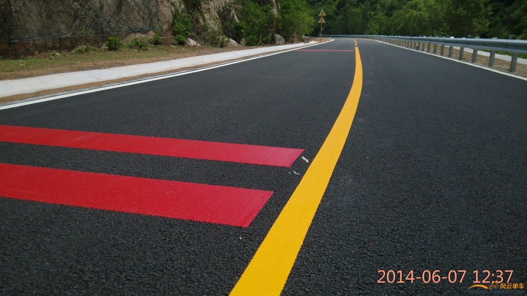 崭新的路面，似乎还没走过车